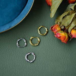 Minimalist Simple Twist Huggie Hoop Earrings Gold / Silver Hoops Earrings